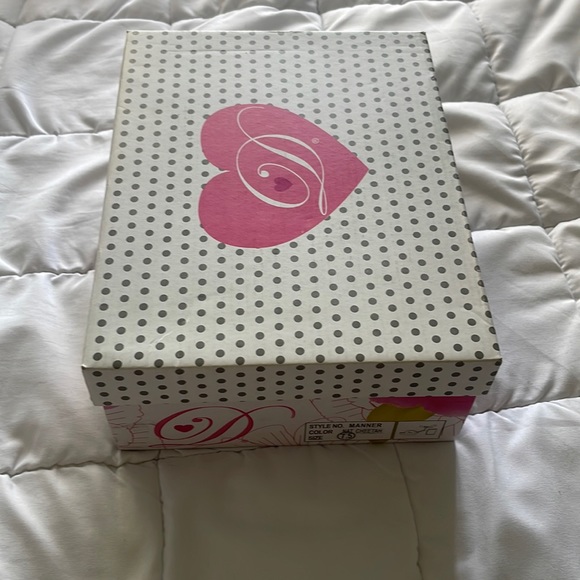 NWT DELICIOUS Cheetah Platform Heels - Picture 4 of 4